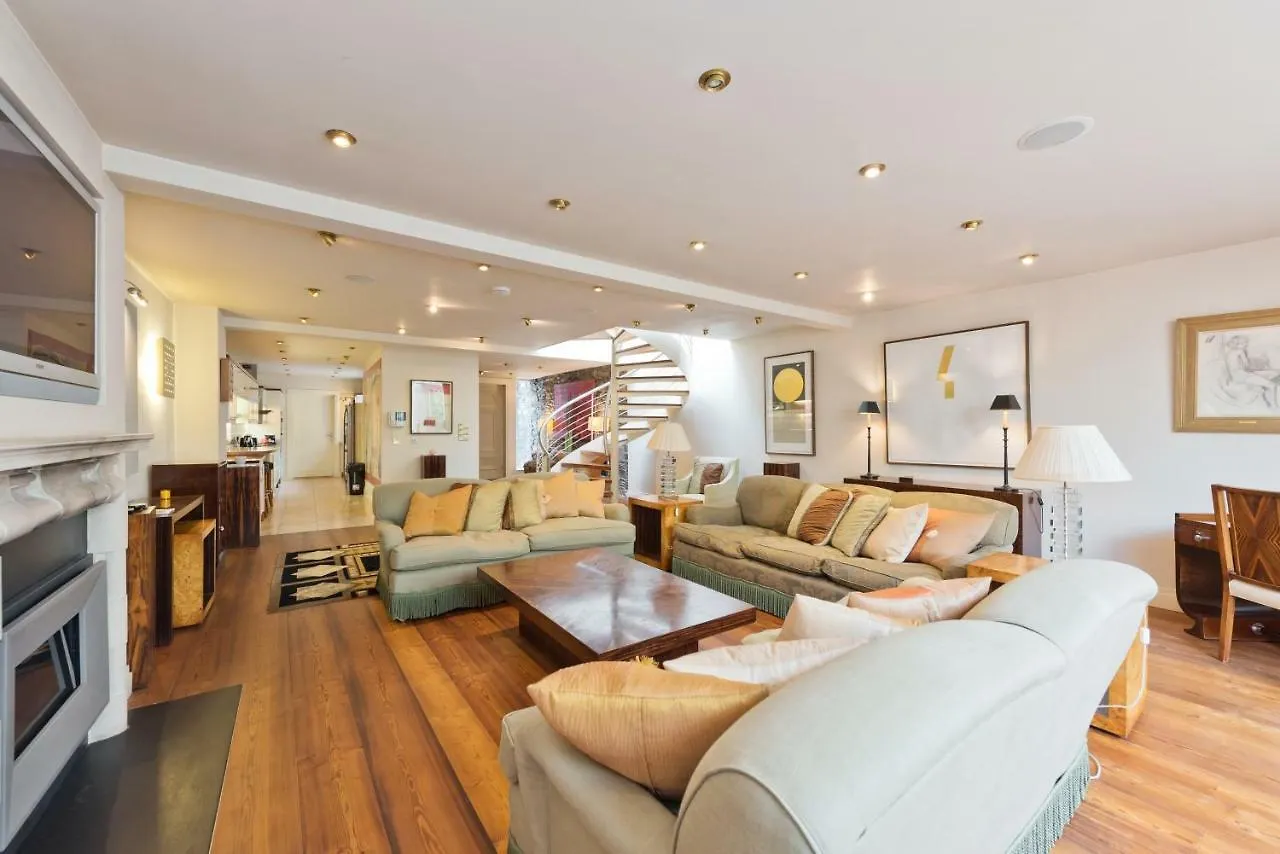 The Brendan Gleeson Suite - Hiphipstay Dublin 0*,